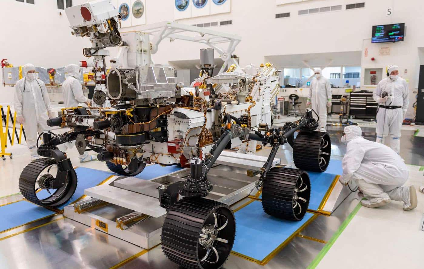 Imagem mostra o rover Perseverance sendo preparado por técnicos em um laboratório da Nasa